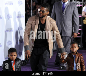 Usher (C) arriva con i suoi figli Naviyd Ely Raymond (L) e Usher Raymond V alla premiere di 3D motion picture documentario "Justin Bieber: Mai dire mai' presso il Nokia Theatre di Los Angeles il 8 febbraio 2011. UPI/Jim Ruymen Foto Stock