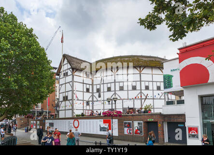 Il popolare ripristinato il Globe Theatre di Shakespeare sulla riva sud del fiume Tamigi Embankment, Southwark, Londra SE1 e turisti Foto Stock