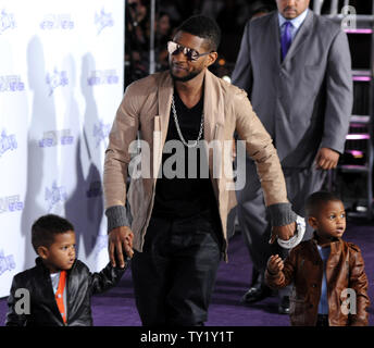 Usher (C) arriva con i suoi figli Naviyd Ely Raymond (L) e Usher Raymond V alla premiere di 3D motion picture documentario "Justin Bieber: Mai dire mai' presso il Nokia Theatre di Los Angeles il 8 febbraio 2011. UPI/Jim Ruymen Foto Stock