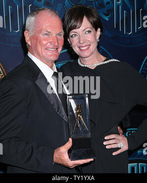 Michael Watkins (L) e Allison Janney arrivare sul tappeto rosso dopo aver accettato il premio nella televisione episodi pilota/categoria per Jonathan Freeman di Boardwalk Empire durante il venticinquesimo annuale di American Society of Cinematographers Awards nella sezione di Hollywood di Los Angeles il 13 febbraio 2011. UPI/David Silpa Foto Stock