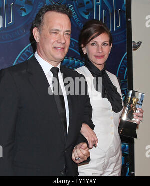 Tom Hanks e Julia Roberts arrivare sul tappeto rosso dopo la Roberts ha ricevuto il consiglio dei governatori premio durante il venticinquesimo annuale di American Society of Cinematographers Awards nella sezione di Hollywood di Los Angeles il 13 febbraio 2011. UPI/David Silpa Foto Stock