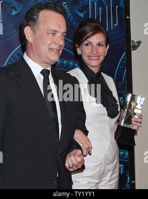 Tom Hanks e Julia Roberts arrivare sul tappeto rosso dopo la Roberts ha ricevuto il consiglio dei governatori premio durante il venticinquesimo annuale di American Society of Cinematographers Awards nella sezione di Hollywood di Los Angeles il 13 febbraio 2011. UPI/David Silpa Foto Stock