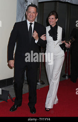 Tom Hanks e Julia Roberts arrivare sul tappeto rosso dopo la Roberts ha ricevuto il consiglio dei governatori premio durante il venticinquesimo annuale di American Society of Cinematographers Awards nella sezione di Hollywood di Los Angeles il 13 febbraio 2011. UPI/David Silpa Foto Stock