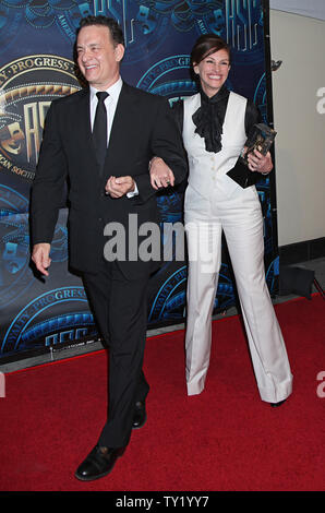 Tom Hanks e Julia Roberts arrivare sul tappeto rosso dopo la Roberts ha ricevuto il consiglio dei governatori premio durante il venticinquesimo annuale di American Society of Cinematographers Awards nella sezione di Hollywood di Los Angeles il 13 febbraio 2011. UPI/David Silpa Foto Stock