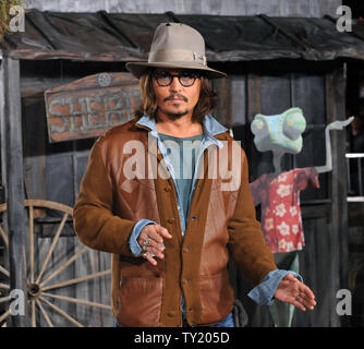 Star Johnny Depp, che esprime il carattere titolare Rango nel movimento animato immagine "rango", arriva alla premiere del film a Los Angeles il 14 Febbraio 2011UPI/Jim Ruymen Foto Stock