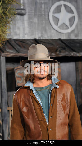 Star Johnny Depp, che esprime il carattere titolare Rango nel movimento animato immagine "rango", arriva alla premiere del film a Los Angeles il 14 Febbraio 2011UPI/Jim Ruymen Foto Stock
