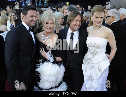 (L-R) Hugh Jackman e la moglie Deborra-Lee Furness, Kieth Urban e Nicole Kidman arrivano sul tappeto rosso per la 83annuale di Academy Awards il Kodak Theatre di Hollywood di Febbraio 27, 2011. UPI/Fil McCarten Foto Stock