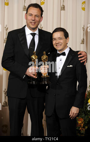 Miglior Cortometraggio vincitori di Shaun Tan e Andrew Ruhemann per 'l'oggetto perduto' posano con i loro premi Oscar all'ottantatreesimo annuale di Academy Awards di Hollywood di Febbraio 27, 2011. UPI/Fil McCarten Foto Stock