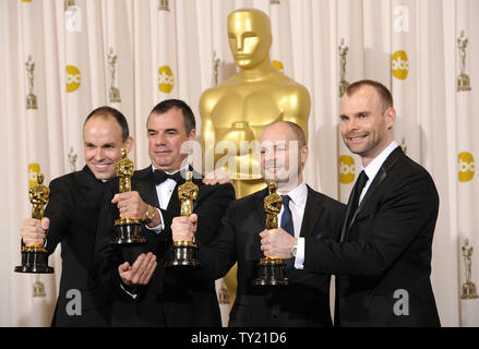 Il conseguimento di effetti visivi vincitori Paolo Franklin, Chris Corbould, Andrew Lockley e Peter Bebb per il loro lavoro su 'Inizio' posano con i loro premi Oscar all'ottantatreesimo annuale di Academy Awards di Hollywood di Febbraio 27, 2011. UPI/Fil McCarten Foto Stock