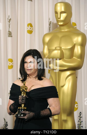 Miglior Costume Design vincitore Colleen Atwood per il suo lavoro in Alice nel paese delle meraviglie, pone con il suo Oscar all'ottantatreesimo annuale di Academy Awards di Hollywood di Febbraio 27, 2011. UPI/Fil McCarten Foto Stock