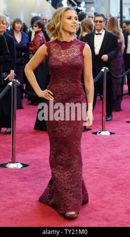 L'attrice Scarlett Johansson arriva sul tappeto rosso per la 83annuale di Academy Awards il Kodak Theatre di Hollywood di Febbraio 27, 2011. UPI/Jim Ruymen Foto Stock