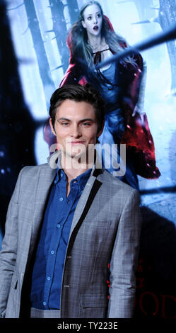 Shiloh Fernandez, un membro del cast in motion picture fantasy thriller 'Red Riding Hood", assiste la premiere del film in corrispondenza di Grauman's Chinese Theater nella sezione di Hollywood di Los Angeles il 7 marzo 2011. UPI/Jim Ruymen Foto Stock