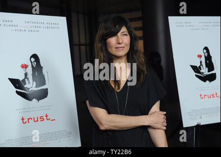 Catherine Keener, un membro del cast in motion picture thriller 'fiducia' arriva per la premiere del film alla DGA Theatre di Los Angeles il 21 marzo 2011. UPI/Jim Ruymen Foto Stock