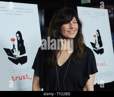 Catherine Keener, un membro del cast in motion picture thriller 'fiducia' arriva per la premiere del film alla DGA Theatre di Los Angeles il 21 marzo 2011. UPI/Jim Ruymen Foto Stock