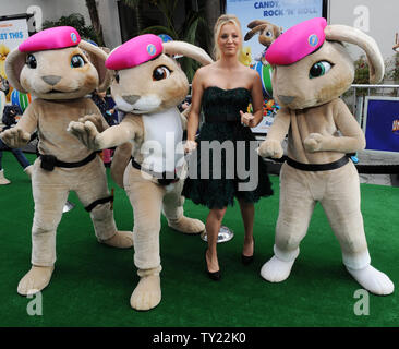 L'attrice Kaley Cuoco, la voce di Sam in movimento animato commedia immagine "hop", arriva alla premiere del film presso gli Universal Studios in città universale, California dal 27 marzo 2011. UPI/Jim Ruymen Foto Stock