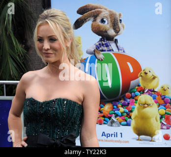 L'attrice Kaley Cuoco, la voce di Sam in movimento animato commedia immagine "hop", arriva alla premiere del film presso gli Universal Studios in città universale, California dal 27 marzo 2011. UPI/Jim Ruymen Foto Stock