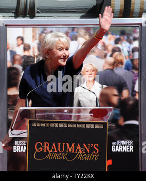 British attrice Helen Mirren fa commenti durante una mano & cerimonia di ingombro nel piazzale del Grauman's Chinese Theatre di Los Angeles il 28 marzo 2011. UPI/Jim Ruymen Foto Stock