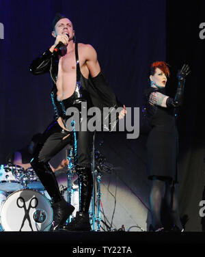 Cantanti Jake cesoie (L) e Ana Matronic del duo canoro Sorelle Forbici eseguire come parte di Lady Gaga's 'Monster Ball Tour' a Staples Center a Los Angeles il 28 marzo 2011. UPI/Jim Ruymen Foto Stock