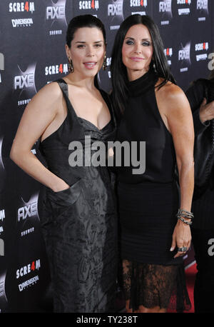 Neve Campbell (L) e Courteney Cox, membri del cast in motion picture thriller 'Scream 4', assistere alla prima del film in corrispondenza di Grauman's Chinese Theater nella sezione di Hollywood di Los Angeles il 11 aprile 2011. UPI/Jim Ruymen Foto Stock