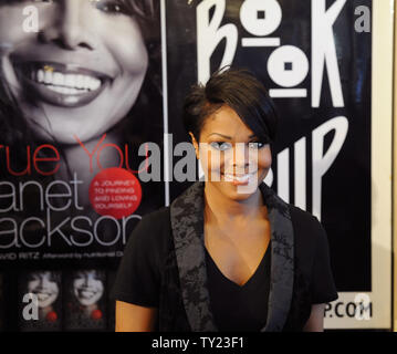 Il cantante Janet Jackson assiste un libro firma per promuovere il suo nuovo libro "vero voi: una guida per trovare e amare te stesso ", a prenotare la zuppa in West Hollywood, la California il 15 aprile 2011. UPI/Jim Ruymen Foto Stock