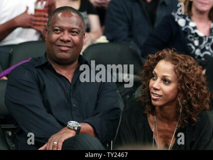 Ex NFL quarterback Rodney Peete e sua moglie Holly Robinson Peete prendere in azione durante il gioco 2 della Western Conference semifinali tra Dallas Mavericks e i Los Angeles Lakers il 4 maggio 2011. I non conformisti sconfitto i Lakers 93-81e portare il best-of-sette serie di spareggio 2-0. UPI/Christine Cotter Foto Stock