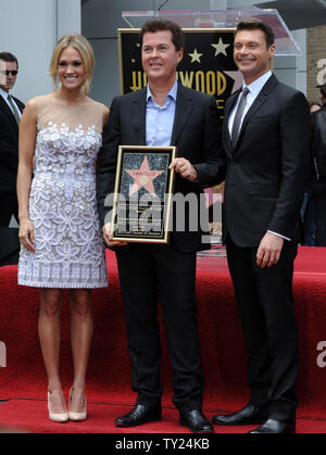 Entertainment produttore e creatore di "American Idol' Simon Fuller (C) pone con Carrie Underwood (L) e Ryan Seacrest durante una cerimonia di inaugurazione in onore di Fuller con la 2,441st stella sulla Hollywood Walk of Fame a Los Angeles il 23 maggio 2011. UPI/Jim Ruymen Foto Stock