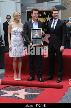 Entertainment produttore e creatore di "American Idol' Simon Fuller (C) pone con Carrie Underwood (L) e Ryan Seacrest durante una cerimonia di inaugurazione in onore di Fuller con la 2,441st stella sulla Hollywood Walk of Fame a Los Angeles il 23 maggio 2011. UPI/Jim Ruymen Foto Stock