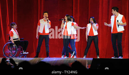 Attori cantanti/Kevin McHale e Chris Colfer, Amber Riley, Jenna Ushkowitz, Lea Michele e Cory Monteith (L-R) eseguire su Glee! Tour di concerti a Staples Center a Los Angeles il 28 maggio 2011. UPI/Jim Ruymen Foto Stock