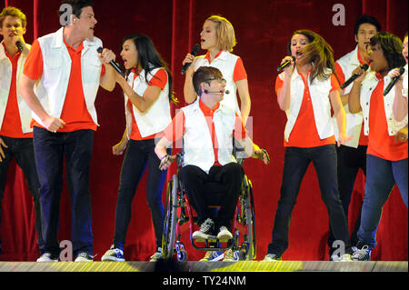 Corda cavalcavia, Cory Monteith, Jenna Ushkowitz, Kevin McHale, Dianna Agron, Harry Shum Jr., Lea Michele e Amber Riley eseguire su Glee! Tour di concerti a Staples Center a Los Angeles il 28 maggio 2011. UPI/Jim Ruymen Foto Stock