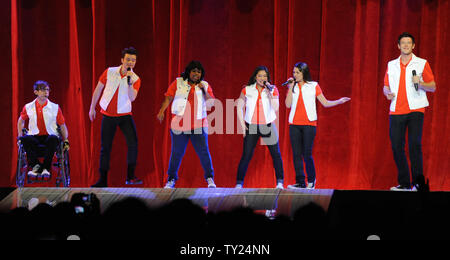 Attori cantanti/Kevin McHale e Chris Colfer, Amber Riley, Jenna Ushkowitz, Lea Michele e Cory Monteith (L-R) eseguire su Glee! Tour di concerti a Staples Center a Los Angeles il 28 maggio 2011. UPI/Jim Ruymen Foto Stock