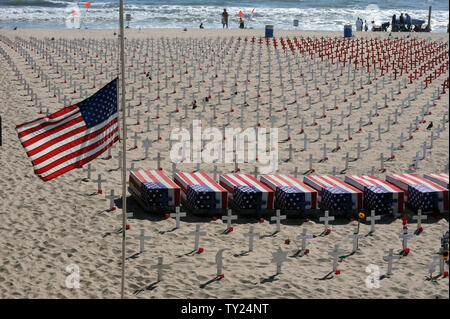 Migliaia di War Memorial croci sono in mostra presso l'Arlington West Memorial Progetto in Santa Monica, in California, il 29 maggio 2011. Il beach memorial rappresenta il 4,454 soldati uccisi in Iraq e 2,393 uccisi in Afghanistan. Il 12 mock scrigni rappresentano i soldati uccisi questa settimana: 10 in Afghanistan e 2 in Iraq. UPI /Jim Ruymen) Foto Stock