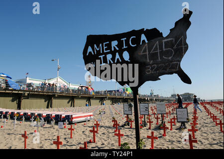 Migliaia di War Memorial croci sono in mostra presso l'Arlington West Memorial Progetto in Santa Monica, in California, il 29 maggio 2011. Il beach memorial rappresenta il 4,454 soldati uccisi in Iraq e 2,393 uccisi in Afghanistan. Il 12 mock scrigni rappresentano i soldati uccisi questa settimana: 10 in Afghanistan e 2 in Iraq. UPI /Jim Ruymen) Foto Stock