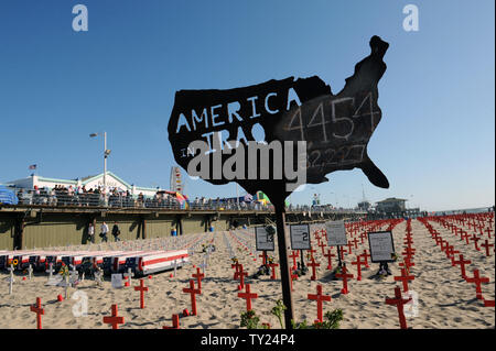 Migliaia di War Memorial croci sono in mostra presso l'Arlington West Memorial Progetto in Santa Monica, in California, il 29 maggio 2011. Il beach memorial rappresenta il 4,454 soldati uccisi in Iraq e 2,393 uccisi in Afghanistan. Il 12 mock scrigni rappresentano i soldati uccisi questa settimana: 10 in Afghanistan e 2 in Iraq. UPI /Jim Ruymen) Foto Stock