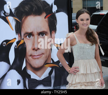 Madeline Carroll, un membro del cast in motion picture comedy 'Mr. Popper Pinguini, frequenta la premiere del film in corrispondenza di Grauman's Chinese Theater nella sezione di Hollywood di Los Angeles il 12 giugno 2011. UPI/Jim Ruymen Foto Stock