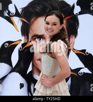 Madeline Carroll, un membro del cast in motion picture comedy 'Mr. Popper Pinguini, frequenta la premiere del film in corrispondenza di Grauman's Chinese Theater nella sezione di Hollywood di Los Angeles il 12 giugno 2011. UPI/Jim Ruymen Foto Stock