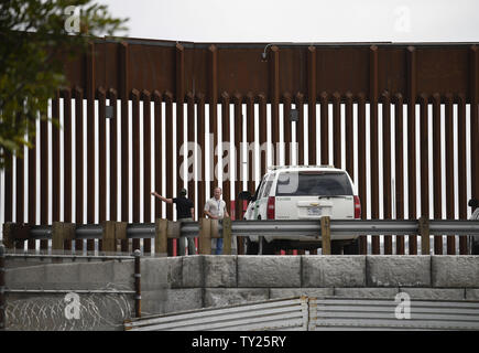 San Diego, CA, Stati Uniti d'America. Il 25 giugno, 2019. Stati Uniti Doganali e di frontiera di agenti Patrol guardare attraverso una sezione del US/Messico recinzione di confine vicino al San Ysidro porto di entrata Martedì 25 Giugno, 2019, a San Diego. Credito: Denis Poroy/ZUMA filo/Alamy Live News Foto Stock