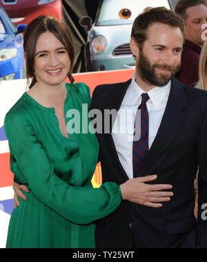 British attrice Emily Mortimer (L), un membro del cast nel animato motion picture commedia "Cars 2', assiste la premiere del film con il marito Alessandro Nivola, a El Capitan Theater di Hollywood sezione di Los Angeles il 18 giugno 2011. UPI/Jim Ruymen Foto Stock