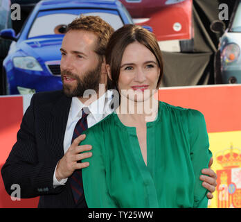 British attrice Emily Mortimer (R), un membro del cast nel animato motion picture commedia "Cars 2', assiste la premiere del film con il marito Alessandro Nivola, a El Capitan Theater di Hollywood sezione di Los Angeles il 18 giugno 2011. UPI/Jim Ruymen Foto Stock