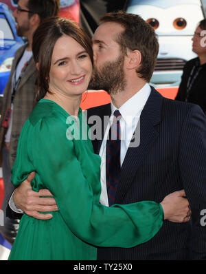 British attrice Emily Mortimer (L), un membro del cast nel animato motion picture commedia "Cars 2', assiste la premiere del film con il marito Alessandro Nivola, a El Capitan Theater di Hollywood sezione di Los Angeles il 18 giugno 2011. UPI/Jim Ruymen Foto Stock