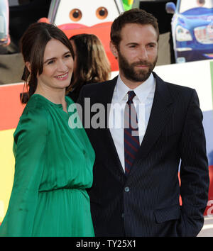 British attrice Emily Mortimer (L), un membro del cast nel animato motion picture commedia "Cars 2', assiste la premiere del film con il marito Alessandro Nivola, a El Capitan Theater di Hollywood sezione di Los Angeles il 18 giugno 2011. UPI/Jim Ruymen Foto Stock