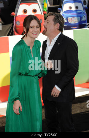 British attrice Emily Mortimer (L) e Eddie Izzard, membri del cast in movimento animato immagine commedia "Cars 2', frequentare la premiere del film al El Capitan Theater di Hollywood sezione di Los Angeles il 18 giugno 2011. UPI/Jim Ruymen Foto Stock