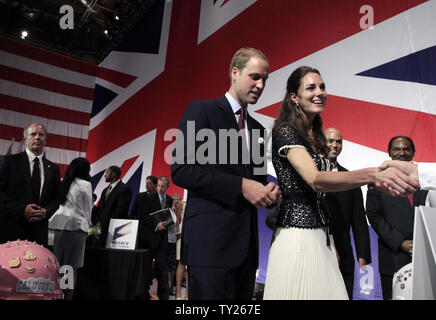 La Gran Bretagna è il principe William e Catherine, il Duca e la Duchessa di Cambridge, salutare fan come arrivano presso la missione di servire ÒHiring i nostri eroi Los AngelesÓ fiera del lavoro per i veterani e coniugi militare presso Sony Pictures Studios di Culver City, California, il 10 luglio 2011. UPI/Jae C. Hong Foto Stock