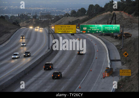 Il traffico è sparse come fluisce in direzione nord verso la valle di San Fernando sulla Interstate 405, durante le 11 miglia di arresto della Interstate 405 a Los Angeles il 15 luglio 2011. Los Angeles city funzionari consulenza per i residenti a rimanere a casa o rimanere lontano dalla zona in questione durante quello che è diventato noto come 'Carmageddon', il 11-Mile arresto della Interstate 405 per 53 ore durante il fine settimana, per il timore di una massiccia gli inceppamenti di traffico. UPI/Jim Ruymen Foto Stock