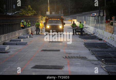 Lavoratori fare i preparativi in cima al ponte di Mulholland sulla Interstate 405, durante le 11 miglia di arresto della Interstate 405 sulla luglio 15, 2011 a Los Angeles. "Carmageddon' è il nome di Los Angeles sono residenti dando il probabile traffico epic tie-up che avrà come risultato quando un 10-Mile (a 16 km) tratto di autostrada 405 è chiusa per la costruzione, compresa la demolizione del ponte, da venerdì sera a lunedì mattina tra le due della nazione più trafficati svincoli. UPI/Jim Ruymen Foto Stock