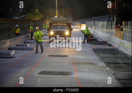 Lavoratori fare i preparativi in cima al ponte di Mulholland sulla Interstate 405, durante le 11 miglia di arresto della Interstate 405 sulla luglio 15, 2011 a Los Angeles. "Carmageddon' è il nome di Los Angeles sono residenti dando il probabile traffico epic tie-up che avrà come risultato quando un 10-Mile (a 16 km) tratto di autostrada 405 è chiusa per la costruzione, compresa la demolizione del ponte, da venerdì sera a lunedì mattina tra le due della nazione più trafficati svincoli. UPI/Jim Ruymen Foto Stock