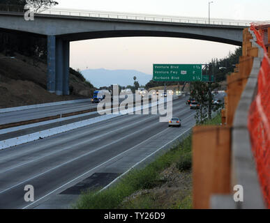 Il traffico è sparse come fluisce in direzione nord sotto il ponte di Mulholland sulla Interstate 405, durante le 11 miglia di arresto della Interstate 405 a Los Angeles il 15 luglio 2011. Los Angeles city funzionari consulenza per i residenti a rimanere a casa o rimanere lontano dalla zona in questione durante quello che è diventato noto come 'Carmageddon', il 11-Mile arresto della Interstate 405 per 53 ore durante il fine settimana, per il timore di una massiccia gli inceppamenti di traffico. UPI/Jim Ruymen Foto Stock