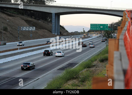 Il traffico è sparse come fluisce in direzione nord sotto il ponte di Mulholland sulla Interstate 405, durante le 11 miglia di arresto della Interstate 405 a Los Angeles il 15 luglio 2011. Los Angeles city funzionari consulenza per i residenti a rimanere a casa o rimanere lontano dalla zona in questione durante quello che è diventato noto come 'Carmageddon', il 11-Mile arresto della Interstate 405 per 53 ore durante il fine settimana, per il timore di una massiccia gli inceppamenti di traffico. UPI/Jim Ruymen Foto Stock