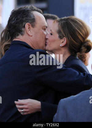 Direttore/writer/produttore/attore Tom Hanks (L), saluta il suo co-star, attrice Julia Roberts come lei arriva per la premiere del film commedia romantica dramma "Larry Crowne', a Grauman's Chinese Theater nella sezione di Hollywood di Los Angeles il 27 giugno 2011. UPI/Jim Ruymen Foto Stock