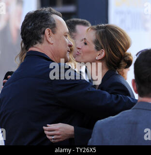 Direttore/writer/produttore/attore Tom Hanks (L), saluta il suo co-star, attrice Julia Roberts come lei arriva per la premiere del film commedia romantica dramma "Larry Crowne', a Grauman's Chinese Theater nella sezione di Hollywood di Los Angeles il 27 giugno 2011. UPI/Jim Ruymen Foto Stock