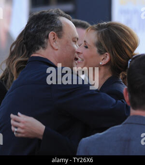 Direttore/writer/produttore/attore Tom Hanks (L), saluta il suo co-star, attrice Julia Roberts come lei arriva per la premiere del film commedia romantica dramma "Larry Crowne', a Grauman's Chinese Theater nella sezione di Hollywood di Los Angeles il 27 giugno 2011. UPI/Jim Ruymen Foto Stock